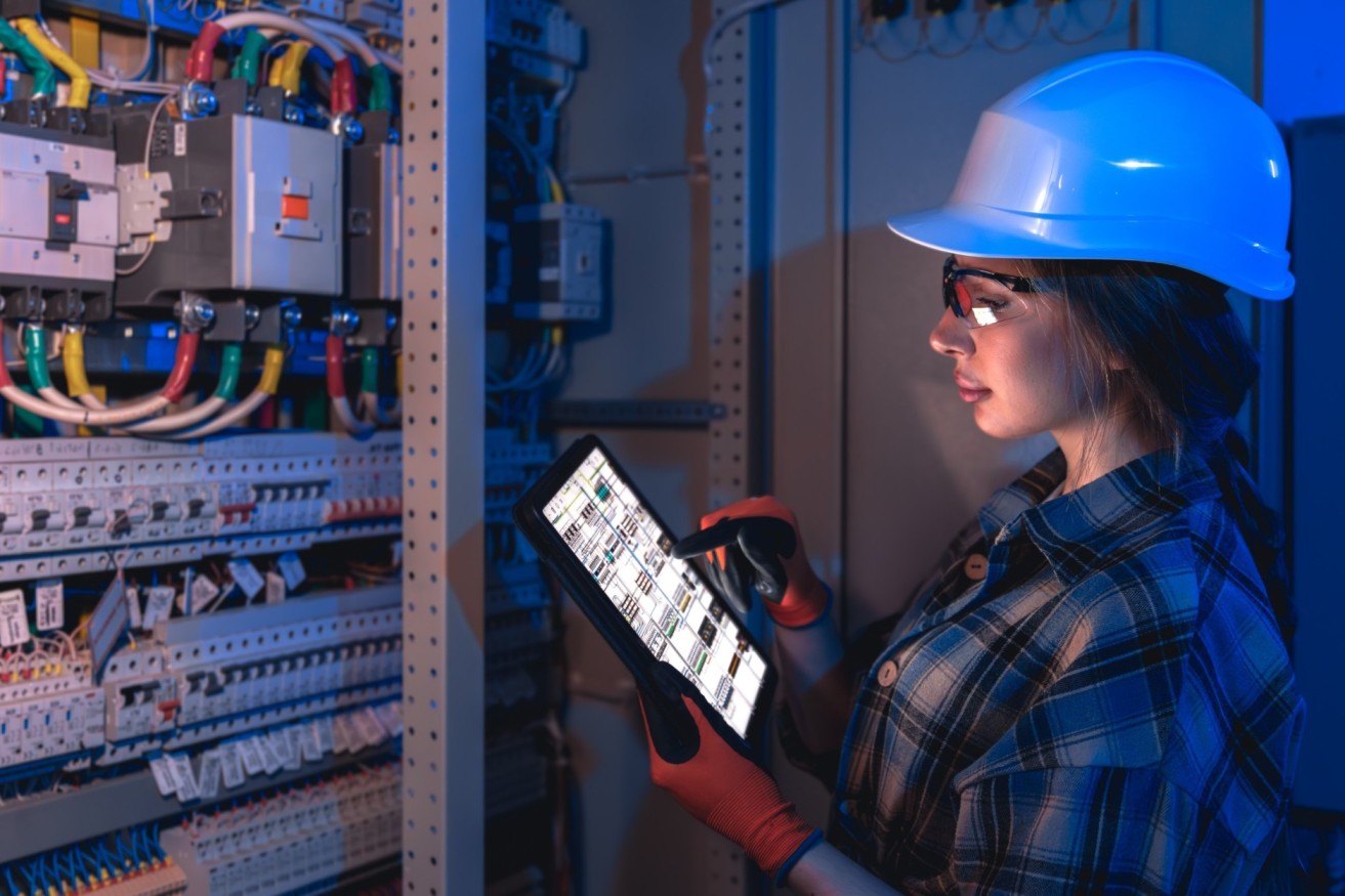 Choosing the Right Electrical and Mechanical Contractor in Dubai for Industrial Projects 
