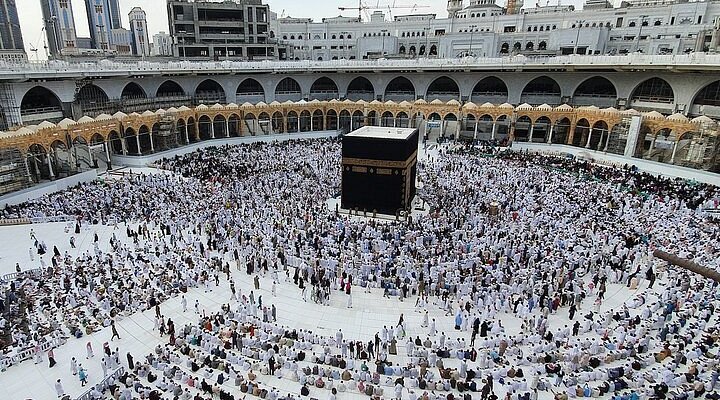 How to Avoid Common Mistakes When Booking Umrah Packages Online