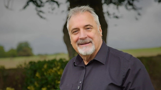 Why Live Mediumship Continues to Attract UK Audiences in the Digital Age
