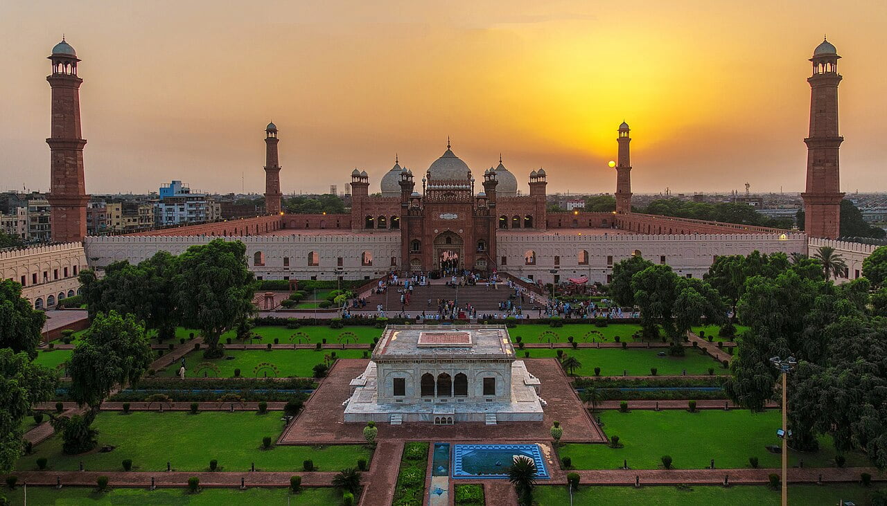 Flights to Pakistan from UK: How to Find the Best Fare Deals