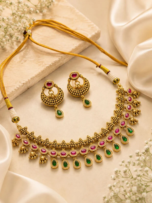 Stunning Silver Necklace Design for a Distinctive Style