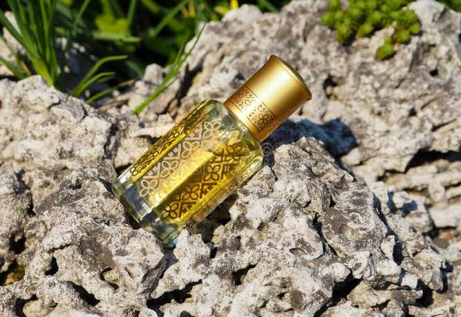 Why Some Attars Feel Heavy While Others Feel Light: Understanding Fragrance Character