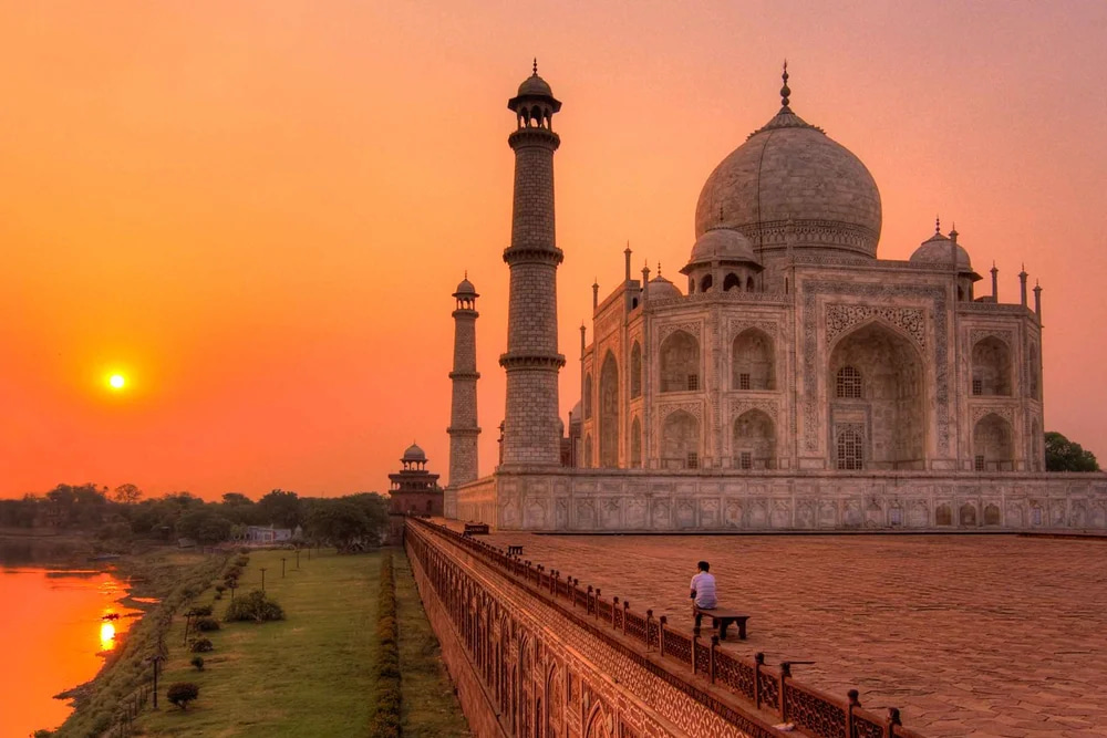 Book Affordable UK Flights to India Today
