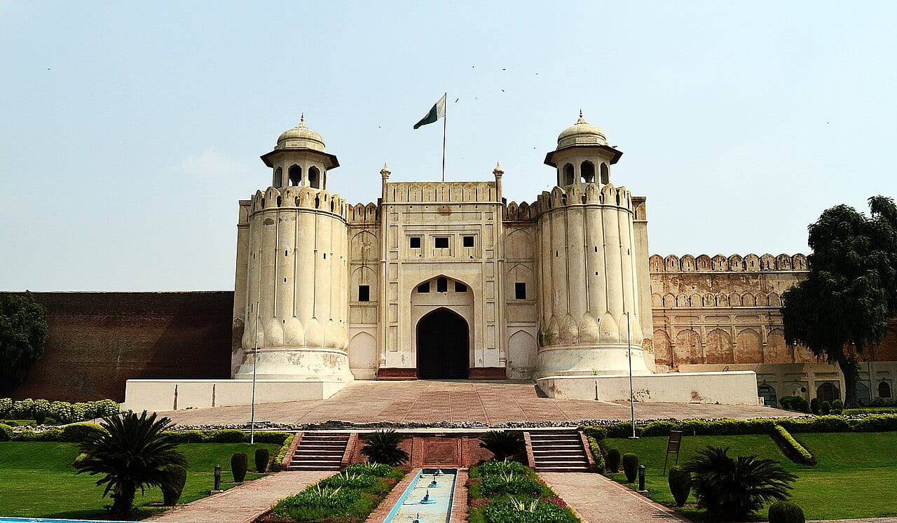 How to Find Cheap Flights to Pakistan from UK