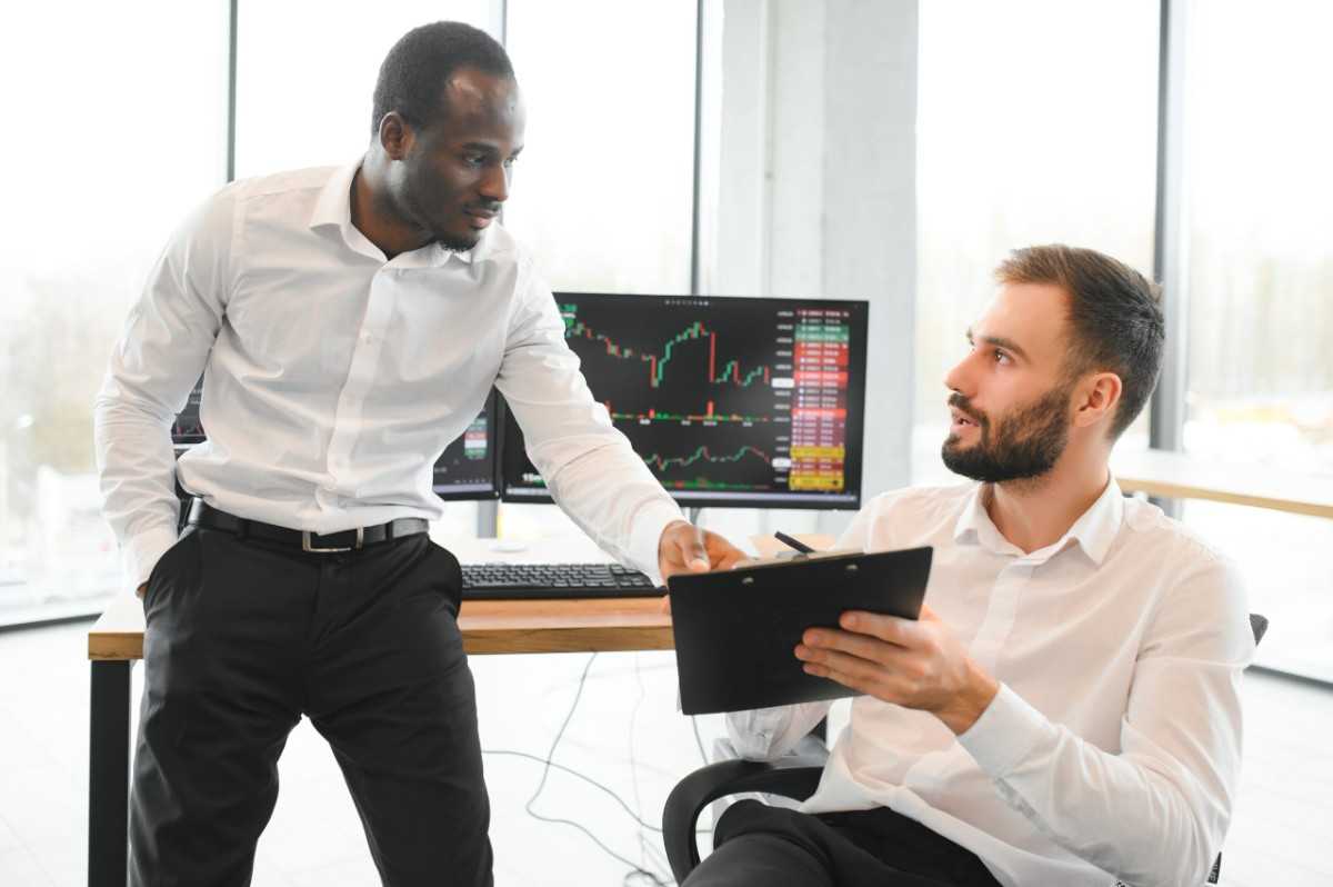 Social Trading Benefits for Beginners: Key Advantages, Risks, and How It Works